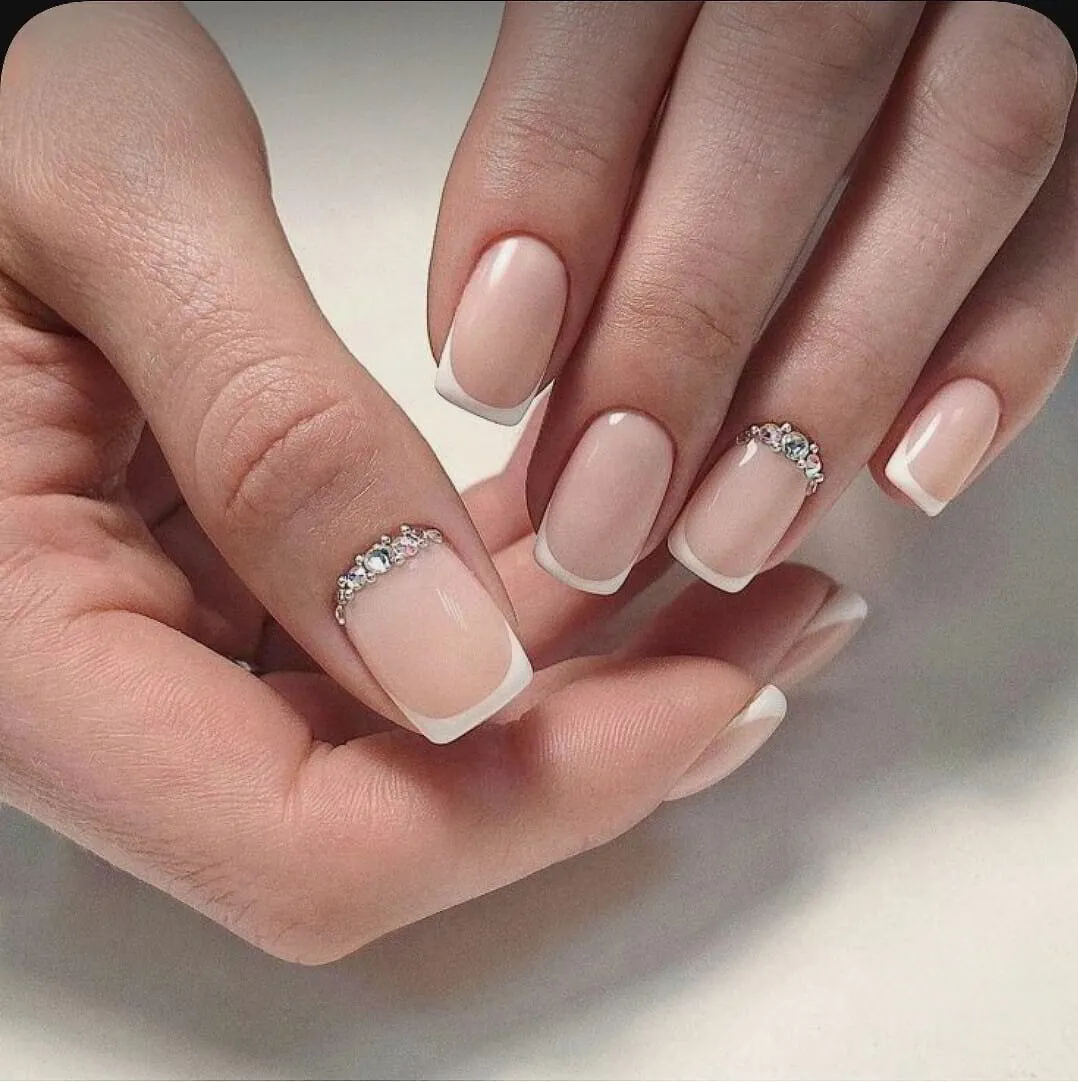 Aplicación profesional de uñas acrílicas en Sinergy Esthetic Barcelona