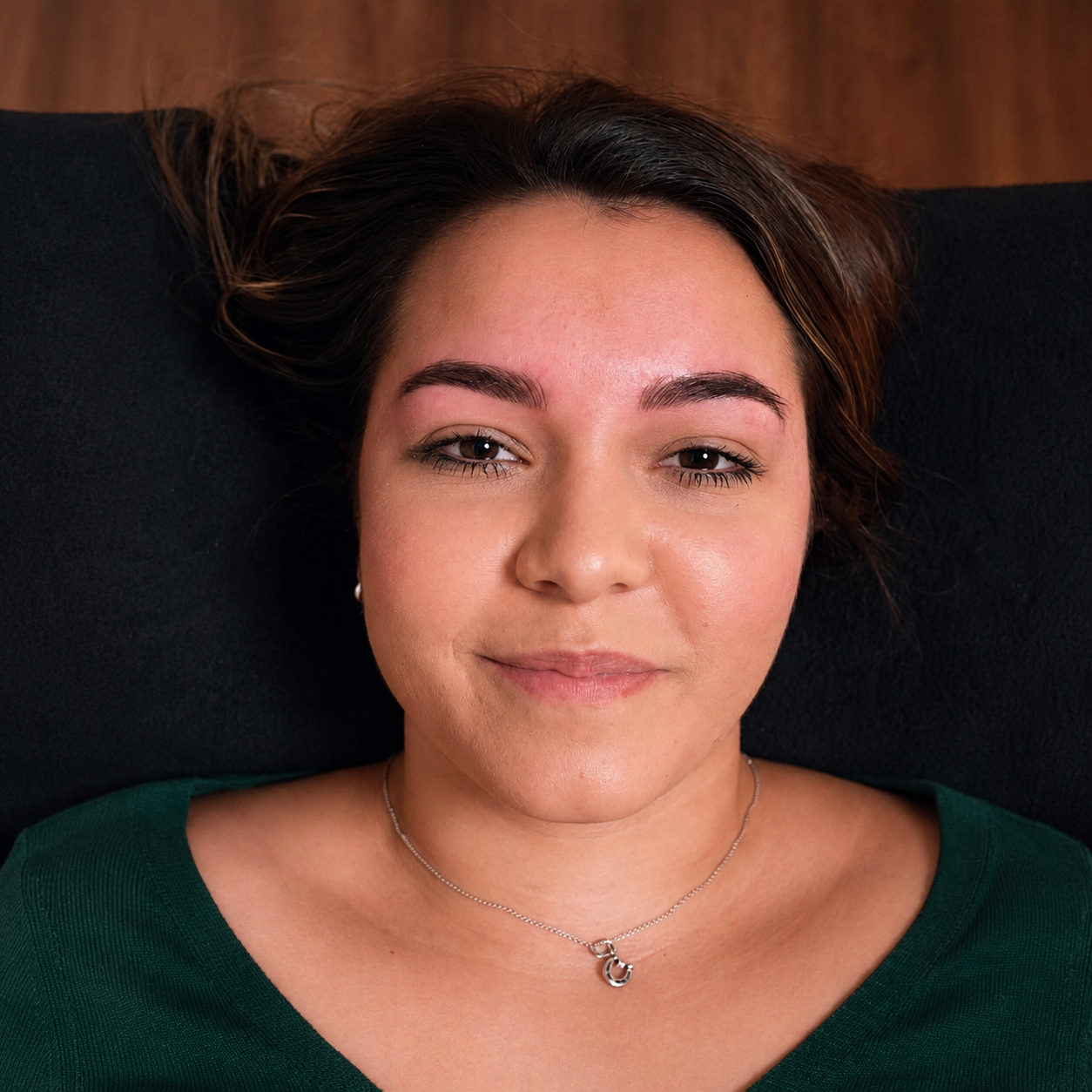 Resultado natural del microblading para cejas definidas en Sinergy Esthetic