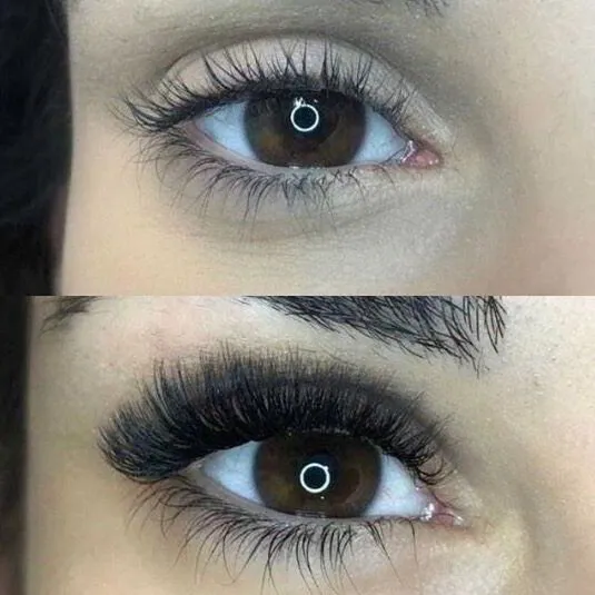 Aplicación profesional de extensiones de pestañas en Sinergy Esthetic Barcelona