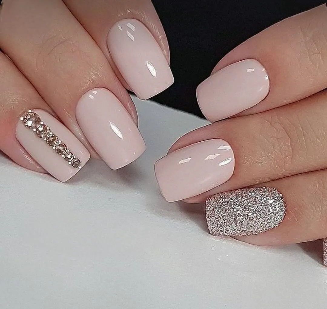 Manicura semipermanente con acabado brillante realizada en Sinergy Esthetic